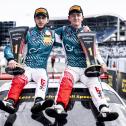 Die Champions Salman Owega und Finn Wiebelhaus mit ihren Trophäen