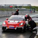 Leon Bauchmüller und Mads K. Ljungberg beim Fahrerwechsel, sie führen in der Gesamtwertung der Porsche Endurance Challenge Deutschland (Foto: Porsche Sports Cup Deuschland)