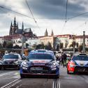 Prächtige Kulisse für die weltbesten Rallyepiloten: Im Herzen von Prag gaben sich WRC1-Piloten von Toyota, Hyundai und Ford die Ehre und fuhren im Konvoi entlang der schönsten Sehenswürdigkeiten der Goldenen Stadt