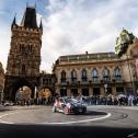 Zahlreiche Fans bejubelten das Defilee der Rallyefahrzeuge durch Prag. Ein Höhepunkt des Prologs der Central European Rally war auch das Come Together bei der Autogrammstunde am Rudolfinum