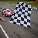 Leon Bauchmüller und Mads K. Ljungberg, die neuen Meister der Porsche Endurance Challenge Deutschland, werden abgewinkt (Foto: Porsche Sports Cup Deutschland)