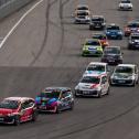 Am Start des ADAC Tourenwagen Junior Cup lag Moritz Groneck (Zweiter) noch hinter Julian Konrad (vorne), doch das sollte sich im Laufe des Rennens ändern (Foto: ADAC Tourenwagen Junior Cup)
