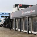 Der Servicepark in Passau steht bereit. Während die Fahrzeuge noch den letzten Schliff erhalten, sind die Fahrer und Copiloten bereits in der Rallye-Region angekommen und besichtigen ab Montag die Strecken