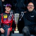 Julian Konrad (links) sowie Vater und Teamchef Marcel Konrad (rechts) freuen sich über den Meistertitel für Julian (Foto: ADAC Tourenwagen Junior Cup)