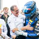 René Rast freut sich mit Teamchef Torsten Schubert über seinen Jubiläumssieg in der Eifel (r-l)