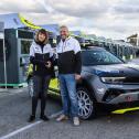Opel-Marketingchefin Rebecca Reinermann mit ADAC Sportpräsident Dr. Gerd Ennser mit dem Opel Mokka GSE Rally