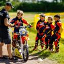 Lizensierte Trainer bringen Kindern und Jugendlichen ab sechs Jahren Motocrossfahren bei