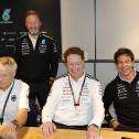 Wolfgang Dürheimer, Bradley Lord, Ola Källenius und Toto Wolff bei der Bekanntgabe des gemeinsamen Förderprojekts 2025 (Foto: Mercedes-AMG)