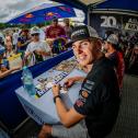 Der Lokalmatador Maximilian Spies hofft auf Spitzenplätze und steht den Fans bei der Autogrammstunde zur Verfügung
