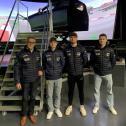 Wolfgang Schattling, Theo Oeverhaus, Simon Connor Primm und Thomas Rackl vor dem Simulator von Mercedes-AMG (v.l.n.r.)