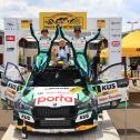 Marijan Griebel und Co-Pilotin Ella Kremer jubeln zusammen mit Griebel-Junior