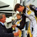 ADAC Sportpräsident Hermann Tomczyk übergibt Siegerpokal