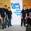 Tim Georgi (2. v.r.) und Jan-Ole Jähnig (2. v.l.) sind Teamkollegen im ADAC Northern Europe Cup 