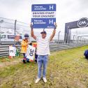 Philip Köster eröffnete mit dem Schild „Drivers start your engines“ das Renngeschehen