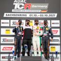 Dominik Fugel (2.v.r.) auf dem Podium mit Gruber (r.) und Engstler (l.).