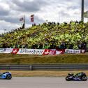 Gelbes Fahnenmeer auf den VR46-Fantribünen