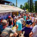 Bei der Autogrammstunde kommen die Fans den Motocross-Stars ganz nahe