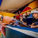 Bei der Autogrammstunde sind die Fans den Motocross-Stars ganz nah