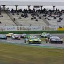 Das Feld der Spezial Tourenwagen Trophy mit Henk Thuis (links) und Oliver Plassmann (rechts) an der Spitze ist bereit für den Start (Foto: STT)