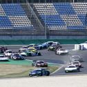 Start zum zweiten GT Sprint des GTC Race, in der Mitte dreht sich Maximilian Götz (Foto: GTC Race)