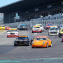 Start zum DMV Classic Masters mit Thomas Röpke im orangefarbenen Porsche an der Spitze des Feldes. (Foto: Patrick Holzer)