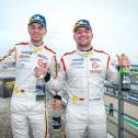 Valentino Catalano (links) und Markus Pommer (rechts) feiern den Gewinn des Fahrertitels