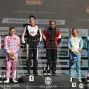 Podium nach Rennen eins von Zandvoort (v.l.n.r.): Gustavo Kiryla, Nico Göhler (beide P2), Jan Marschalkowski, Jasper Stiksma (beide P1), Gabriela Jílková und Xavier Lloveras (beide P3)