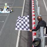 Race Direktor Andreas Schwarz winkt das letzte ADAC Kart Masters-Rennen ab