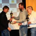 Andreas Dahms nimmt Pokal von Andreas Bachmeier, Leiter ADAC Automobilsport, entgegen. DRM Nationals