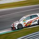 René Kircher steuert den VW Golf GTI TCR von Oettinger