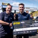 ADAC Motorsportchef Thomas Voss überreichte Tim Jarschel (l-r) seinen Preis