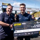 ADAC Motorsportchef Thomas Voss überreichte Tim Jarschel (l-r) seinen Preis