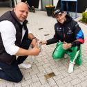 Marco Wittmann (rechts) wurde auf dem „Motorsport Walk of Fame“ verewigt