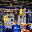 Tom Koch (m.) gewinnt das ADAC MX Masters in Bielstein vor Max Nagl (l.) und Jordi Tixier