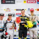 Tageswertung beim ADAC MX Youngster Cup v.l.n.r.: Mike Gwerder ( Schweiz / KTM / WZ-Racing ), Oriol Oliver Vilar ( Spanien / KTM / WZ-Racing ), Cato Nickel ( Deutschland / KTM / WZ-Racing )  und Edvards Bidzans ( Lettland / Husqvarna / SixtySeven )