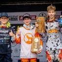 Harte Duelle auf der Strecke, aber strahlende Gesichter auf dem Podium (v.l.) Lucas Leok, Ryan Oppliger, Ricardo Bauer