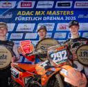 Tageswertung beim ADAC MX Junior Cup 125ccm v.l.n.r.: Finn Lange ( Deutschland / KTM / KTM GST Berlin Racing / ADAC Hansa MX Junior Team ), Ricardo Bauer ( Österreich / KTM ) und Ian Ampoorter ( Belgien / GasGas / F4E GASGAS JUNIOR RACING TEAM )