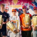Die Meister 2025 v.l.n.r.: Mads Fredsoe Sorensen ( Dänemark / Husqvarna / CAT MOTO BAUERSCHMIDT HUSQVARNA ) beim ADAC MX Youngster Cup, Lucas Leok ( Estland / Husqvarna / KTM MX FUTURES ) beim ADAC MX Junior Cup, Roan van de Moosdijk ( Niederlande / KTM /