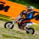 Die Kinder können am Ende des Lehrgangs eigenständig auf den Motocross-Maschinen von KTM fahren