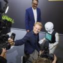 Selfiespaß mit Roboter: Nico Rosberg auf der IAA