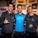 Van der Linde und Niederhauser mit Moritz Löhner (M.), dem ersten Meister der ADAC GT Masters Esports Championship 