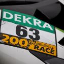 Das grün-weiße Logo von DEKRA wird weiterhin auf den Startnummerntafeln zu sehen sein