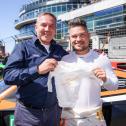 ADAC Motorsportchef Thomas Voss überreichte Christopher Mies am Sonntag einen Strampler