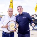 ADAC Motorsportchef Thomas Voss überreichte am Sachsenring dem Vorsitzenden des ADAC Sachsen e.V., Klaus Klötzner, symbolisch ein Lenkrad