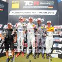 Auf dem Nürburgring feierten Mike Halder (Foto, Mitte) und Dominik Fugel (2.v.l.) jeweils einen Sieg und einen Podestplatz