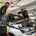 Eindrucksvoller Kampfgeist: Das ADAC Opel Rally Junior Team bei der Reparatur des Corsa Rally4
