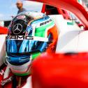 Auf seinem Helm prangert das Mercedes-Symbol, als Verbindung zum Formel-1-Rennstall von Mercedes-AMG