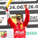 Erstmals stemmte Conrad Laursen (16/DNK/Prema Racing) in der ADAC Formel 4 den Siegerpokal in die Höhe