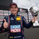 Daumen hoch für Norbert Michelisz: Der FIA WTCR-Champion gewinnt am Nürburgring	