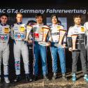 Das Podium in der Fahrerwertung der ADAC GT4 Germany 2021
